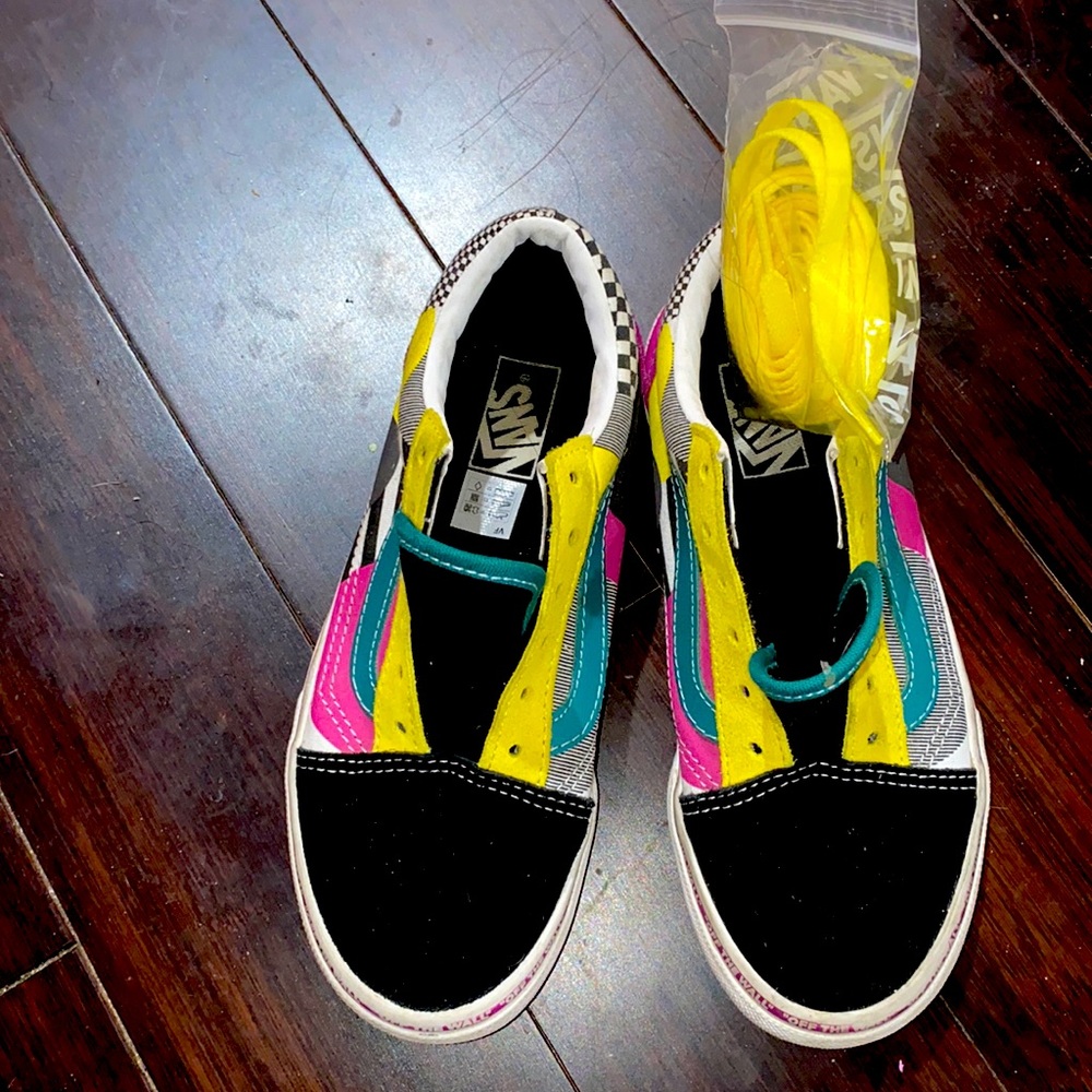 Vans Sneakers w Brand New Shoe Laces included Size 2.5
